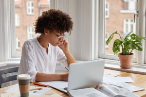 Mujer trabajando la accesibilidad en su web