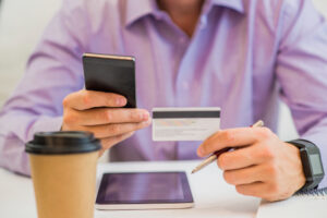 Comparación entre tarjeta virtual y tarjeta fisica: Accesibilidad, costos y tiempos de espera